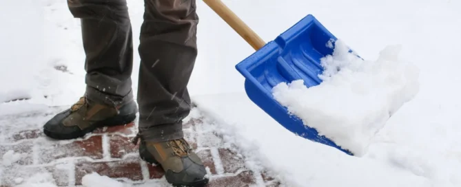 Schneeräumung und Streupflicht in Österreich – Rechte und Pflichten für Grundstückseigentümer