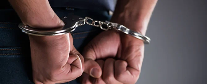 Welche Strafe droht in Österreich bei Raub (§ 142 StGB) – Freiheitsstrafe von 1 bis zu 10 Jahren, bei schwerem Raub bis zu 15 Jahre oder lebenslang