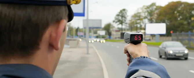 Welche Strafen drohen bei Geschwindigkeitsüberschreitungen in Österreich – Bußgeld, Führerscheinentzug und Konsequenzen