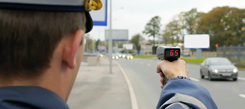 Welche Strafen drohen bei Geschwindigkeitsüberschreitungen in Österreich – Bußgeld, Führerscheinentzug und Konsequenzen